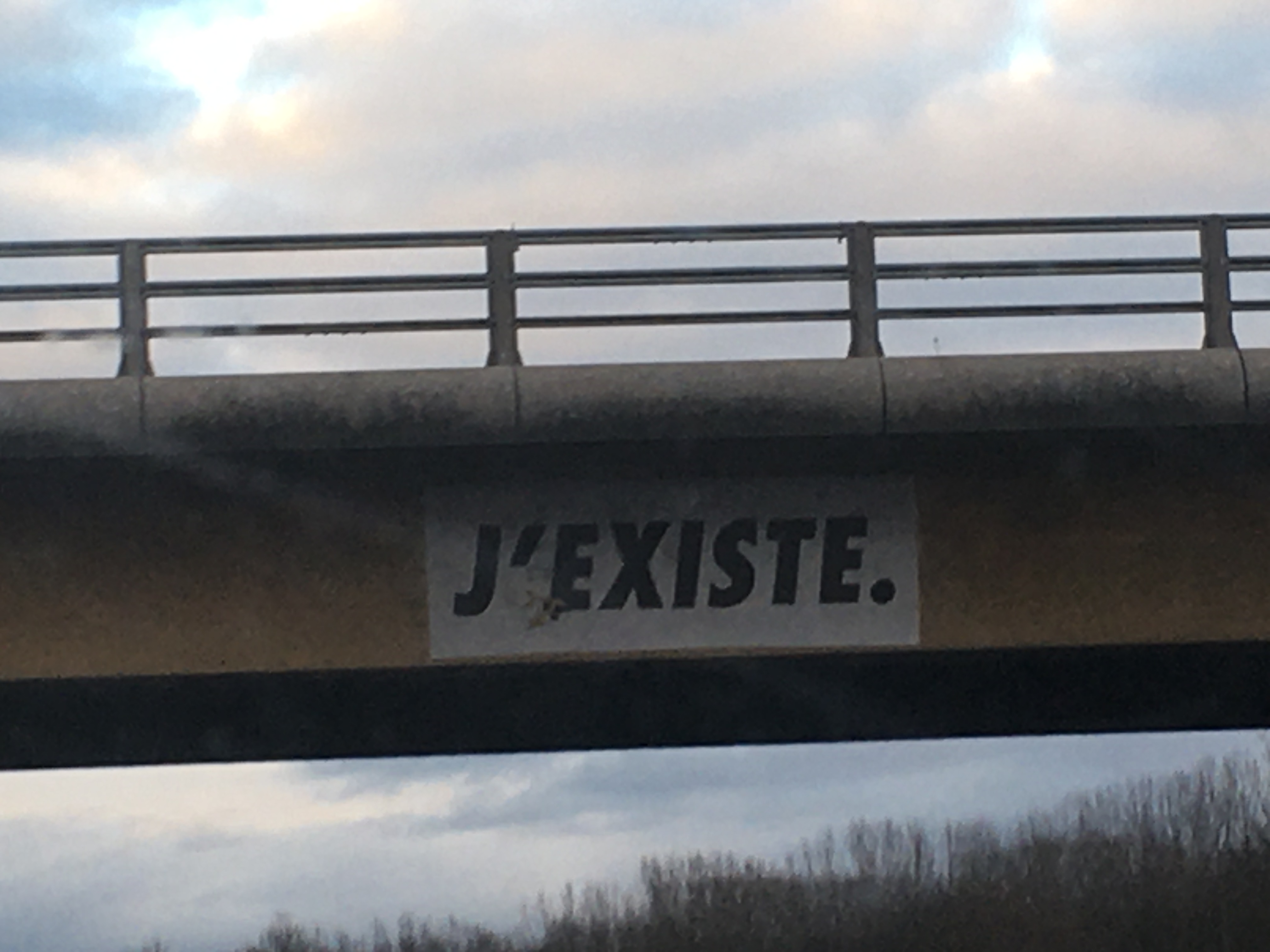 un grafiti sur un pont